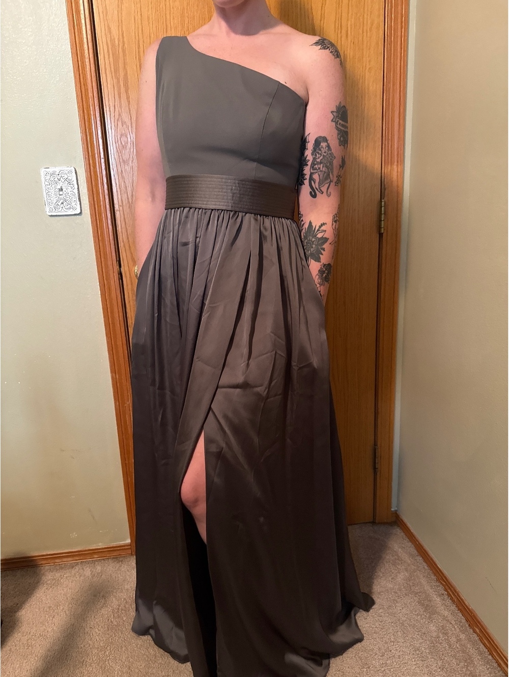 Vera Wang White Elegant One-Shoulder Brownish Grey Maxi Dress with Waist Detail